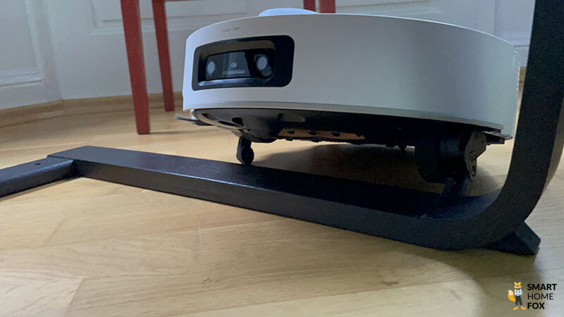 Der Dreame Aqua10 Ultra Roller überwindet eine hohe Türschwelle.